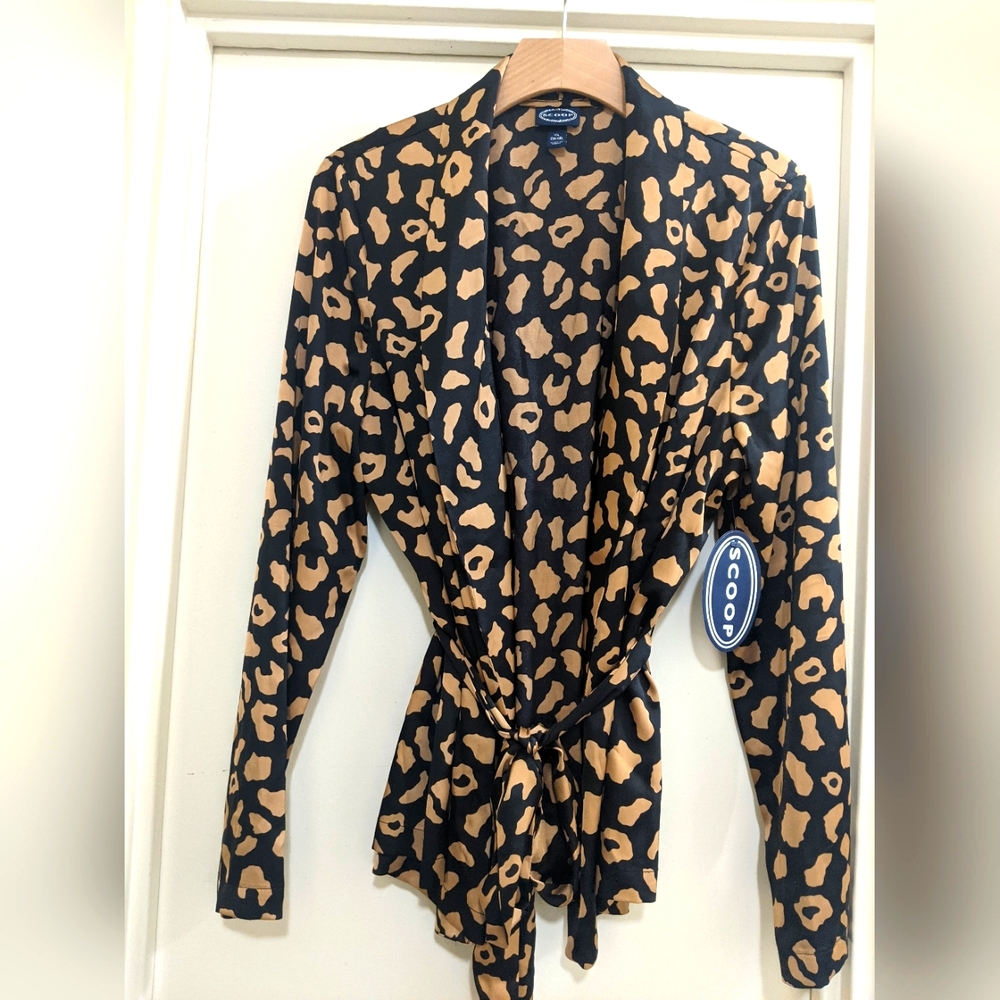 Scoop NYC wrap blouse in black/tan animal print 🐆